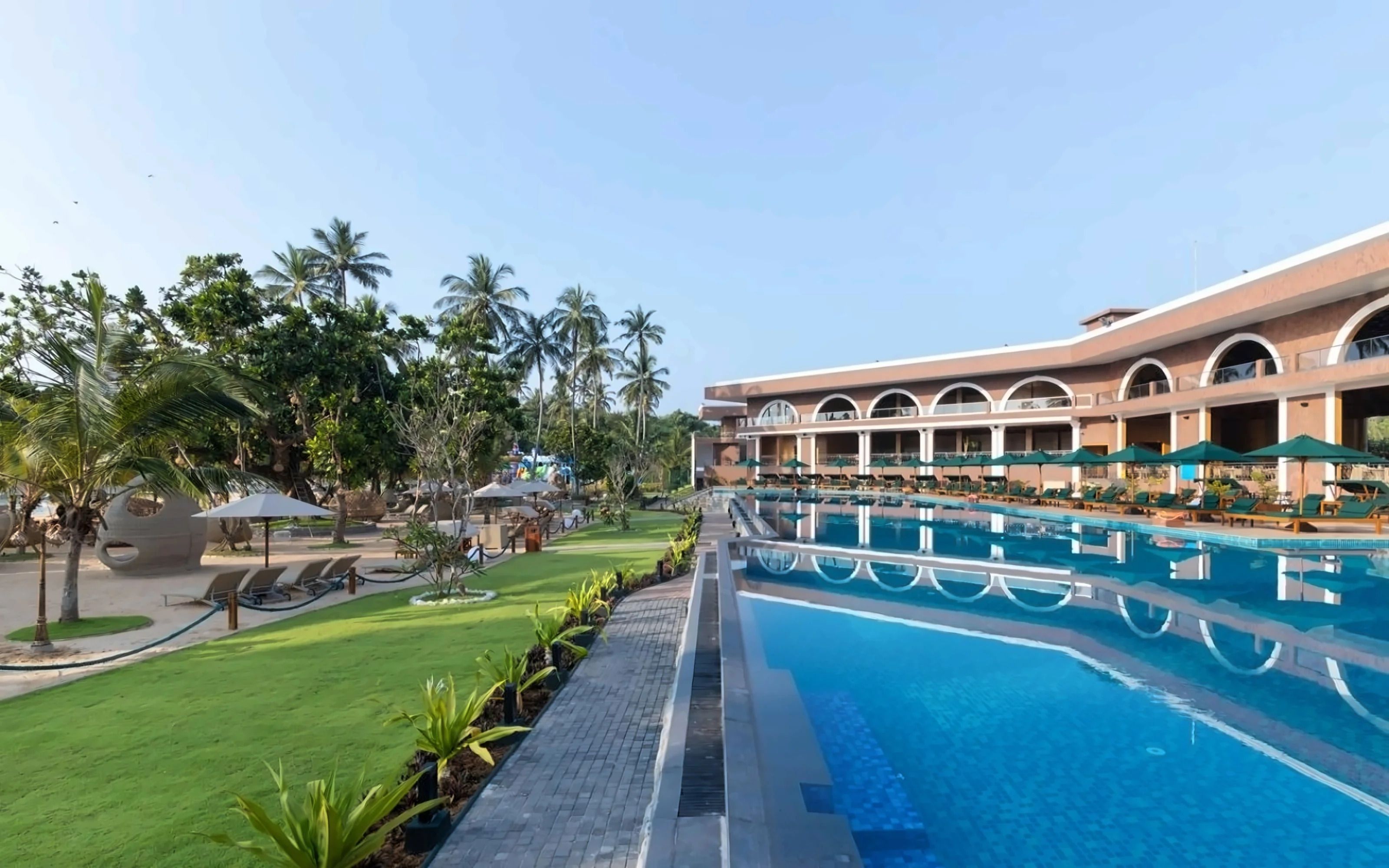 Araliya Beach Resort & Spa