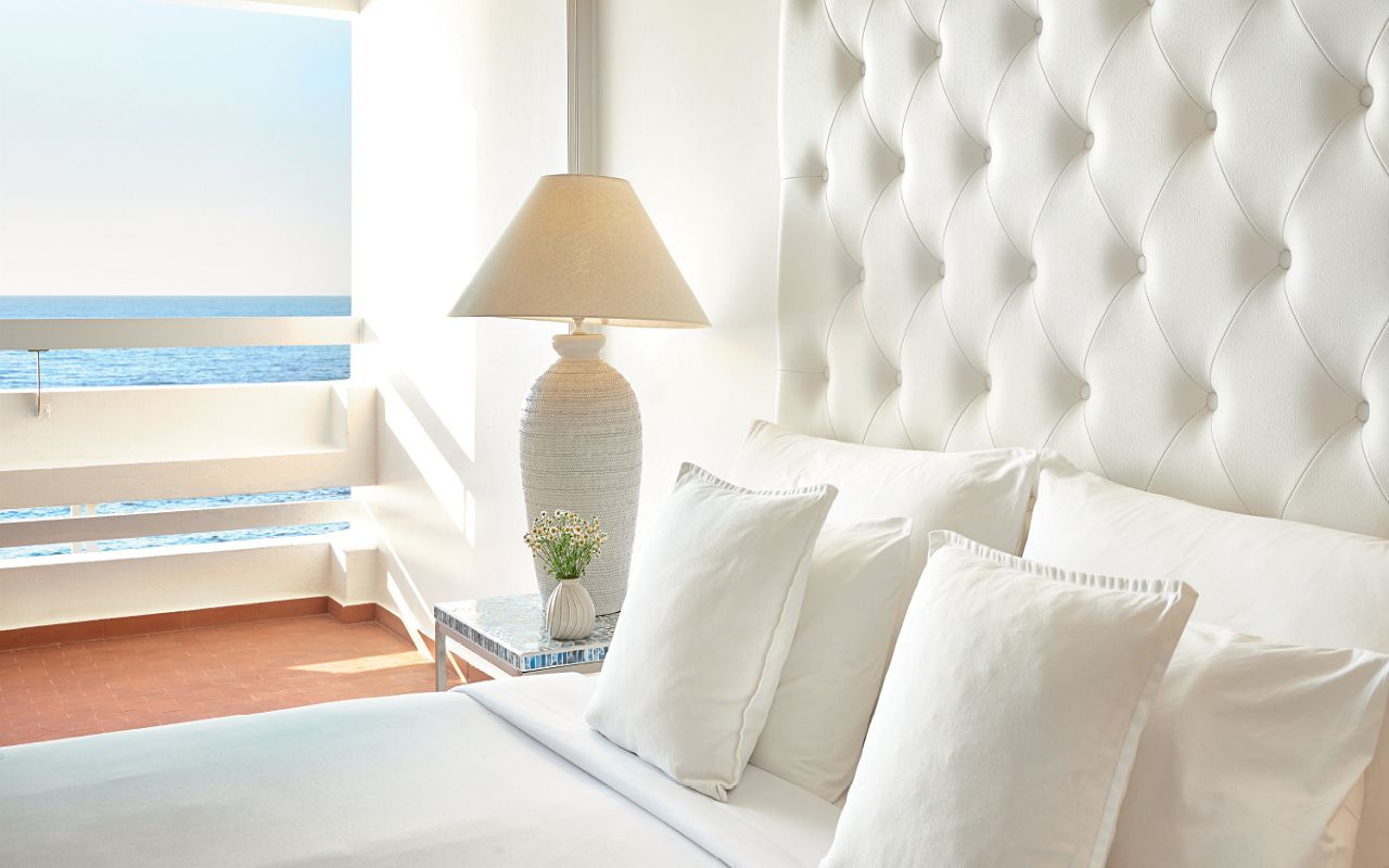 01-at-a-glance-double-guestroom-sea-view-white-palace