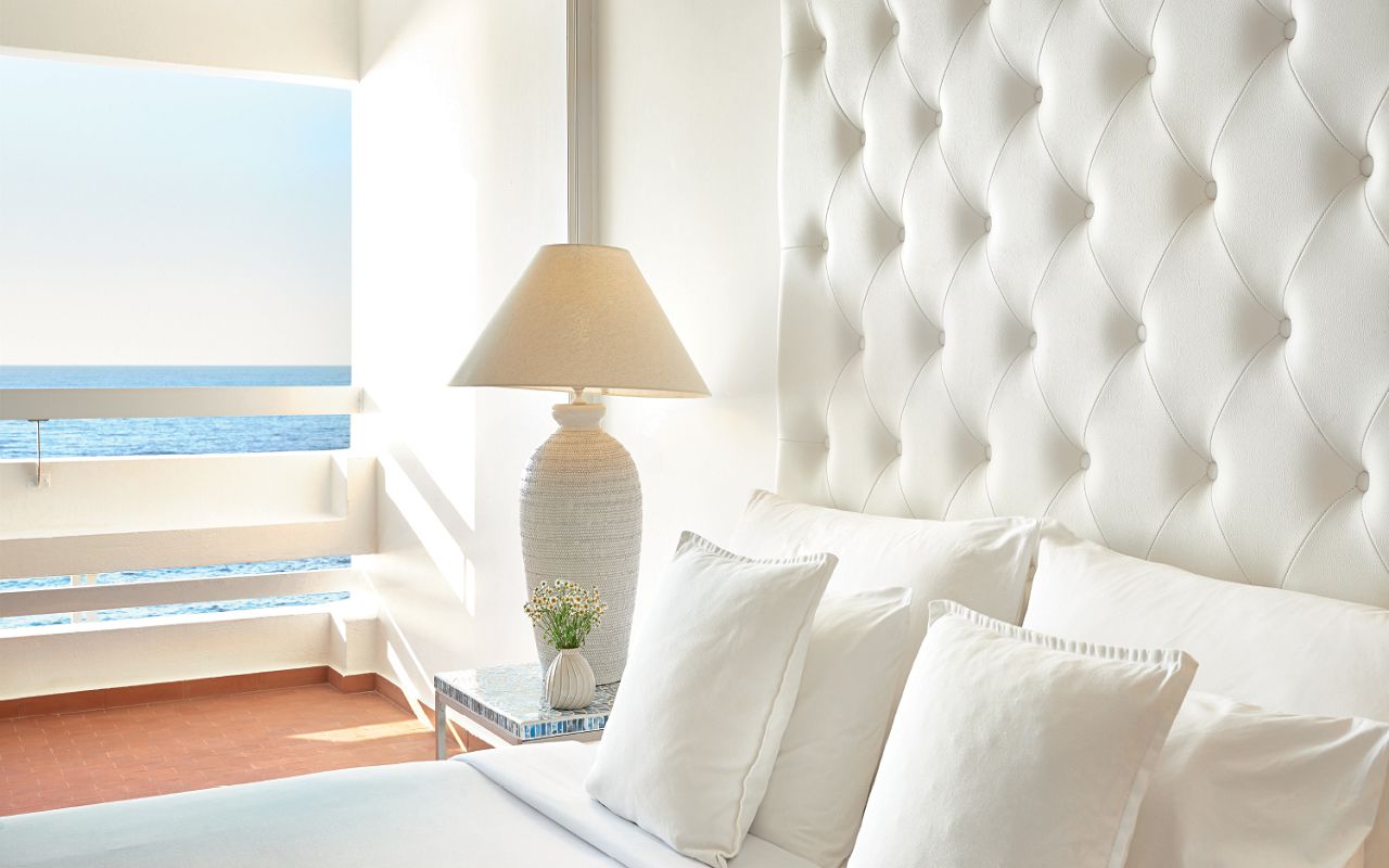 01-at-a-glance-superior-guestroom-sea-view-white-palace