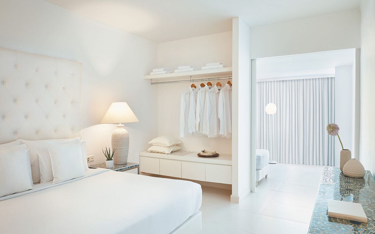 01-family-guestroom-white-palace-grecotel-2048x1153