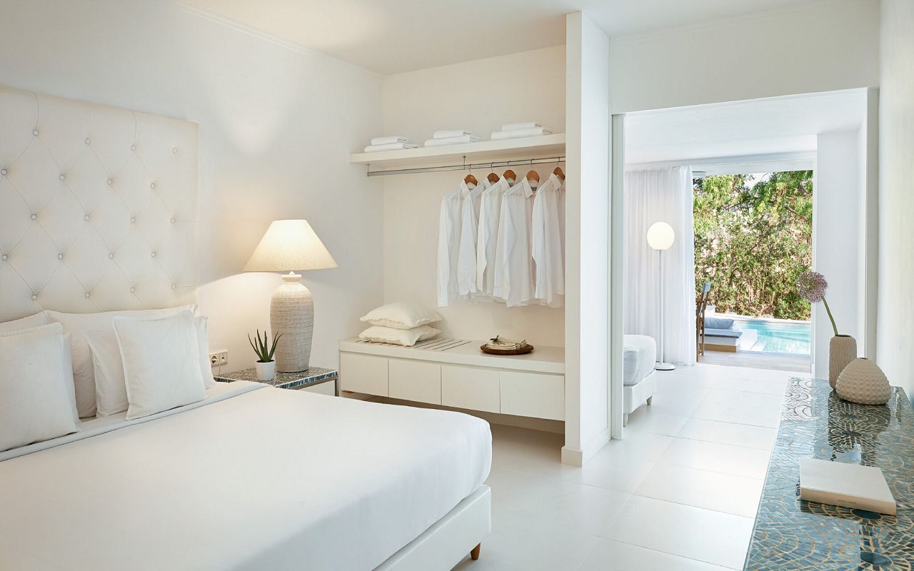 01-swim-up-family-guestroom-white-palace-grecotel-2048x1153