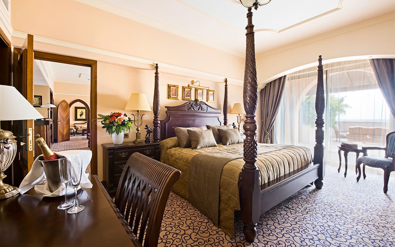 024D-royal_suite_main_bedroom2