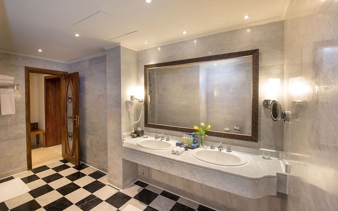 (23) Royal Suite's Bathroom-min