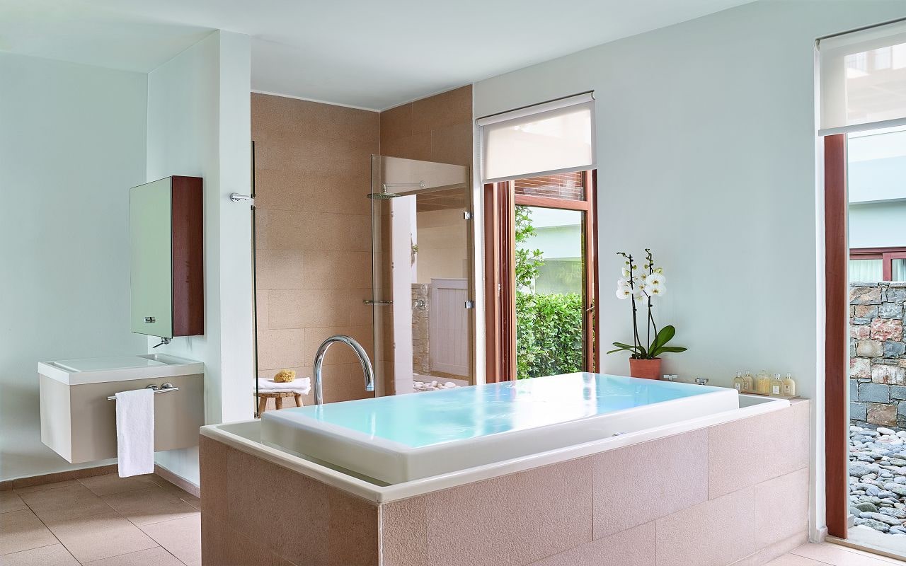 27-The-Grand-Royal-Residence-with-two-private-heated-pools-and-extensive-garden-Colour-Therapy-Bathtub-min