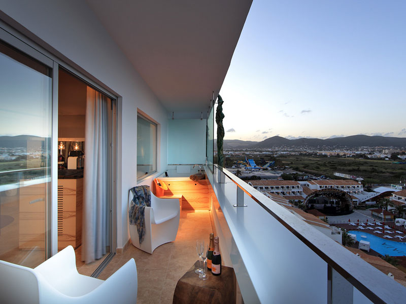 55_ushuaia-beach-hotel-anything-can-happen-suite-stag-view8