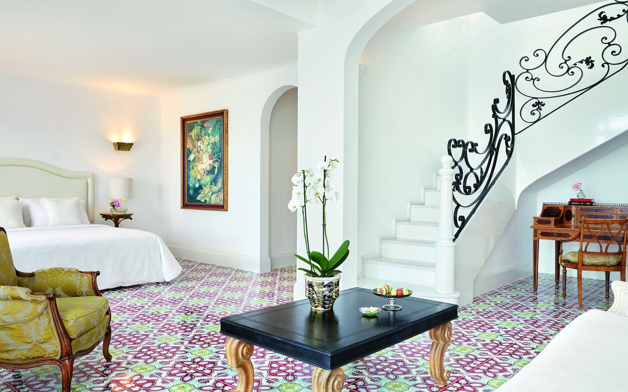 56-Three-Bedroom-luxury-villa-with-direct-access-to-the-beach-beautiful-decor-min