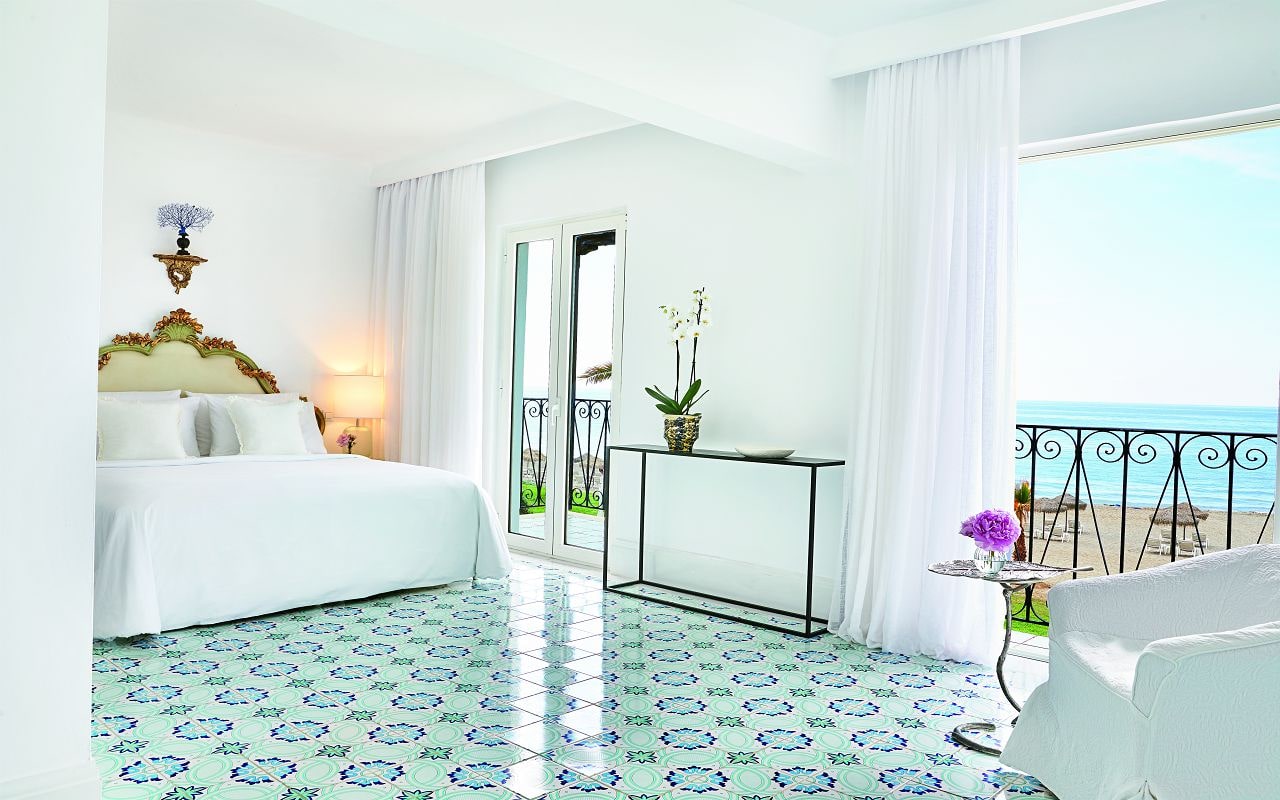 57-Three-Bedroom-luxury-villa-with-direct-access-to-the-beach-upper-floor-bedroom-min