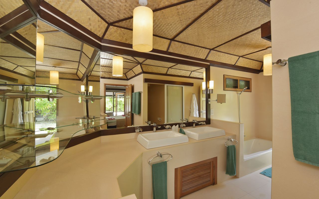 ANG-HRES-Angaga_Resort_Superior_Beach_Toilet