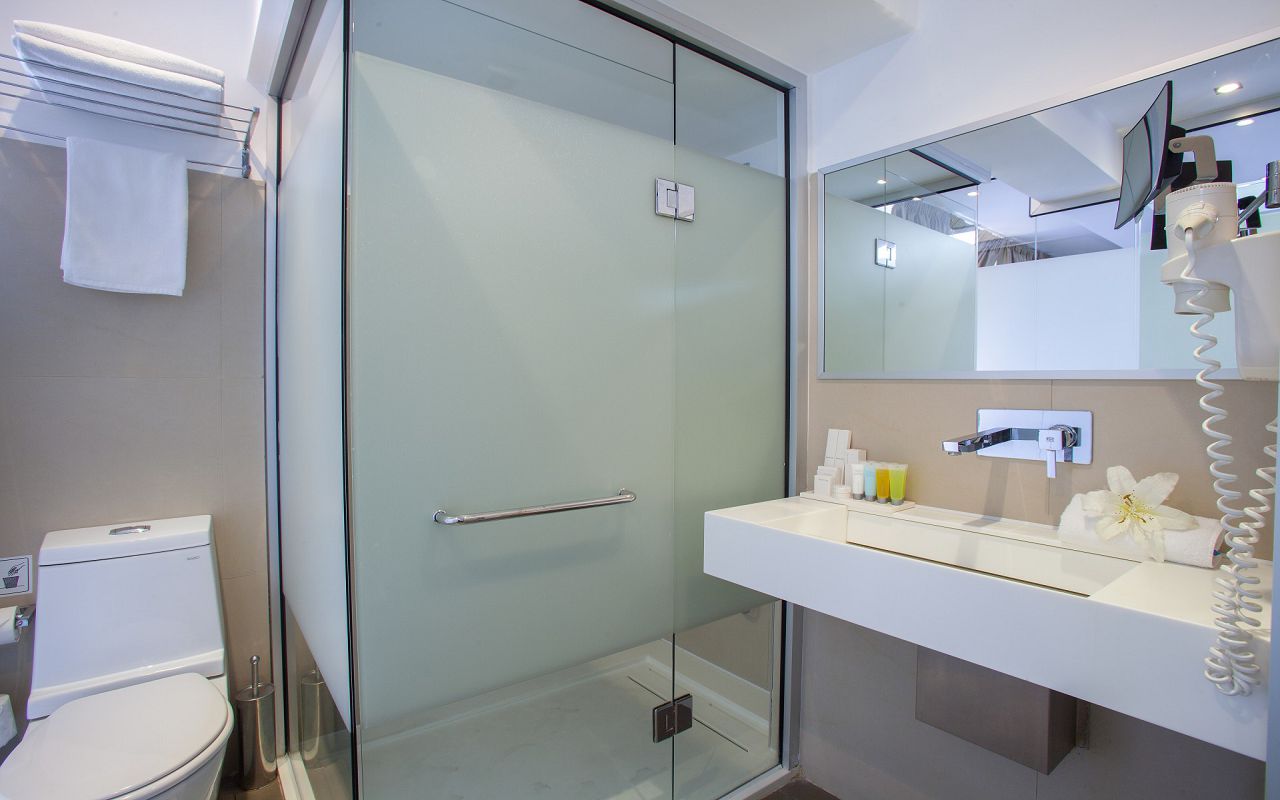 Amorgos-Grand-Superior-Bathroom1-e1464286202116