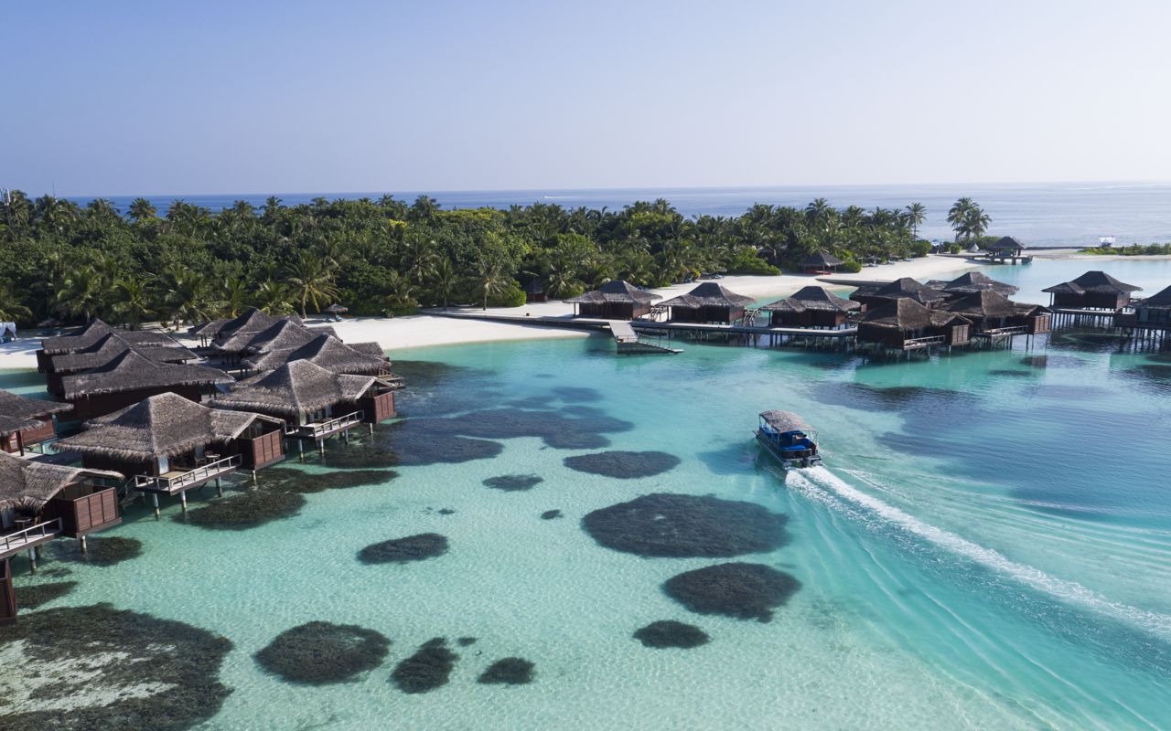 Anantara_Veli_Maldives_Resort_Exterior_View_Over_Water_Bungalows_with_Pontoon