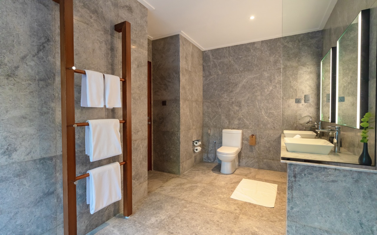 BeachPoolVillaBathroom1