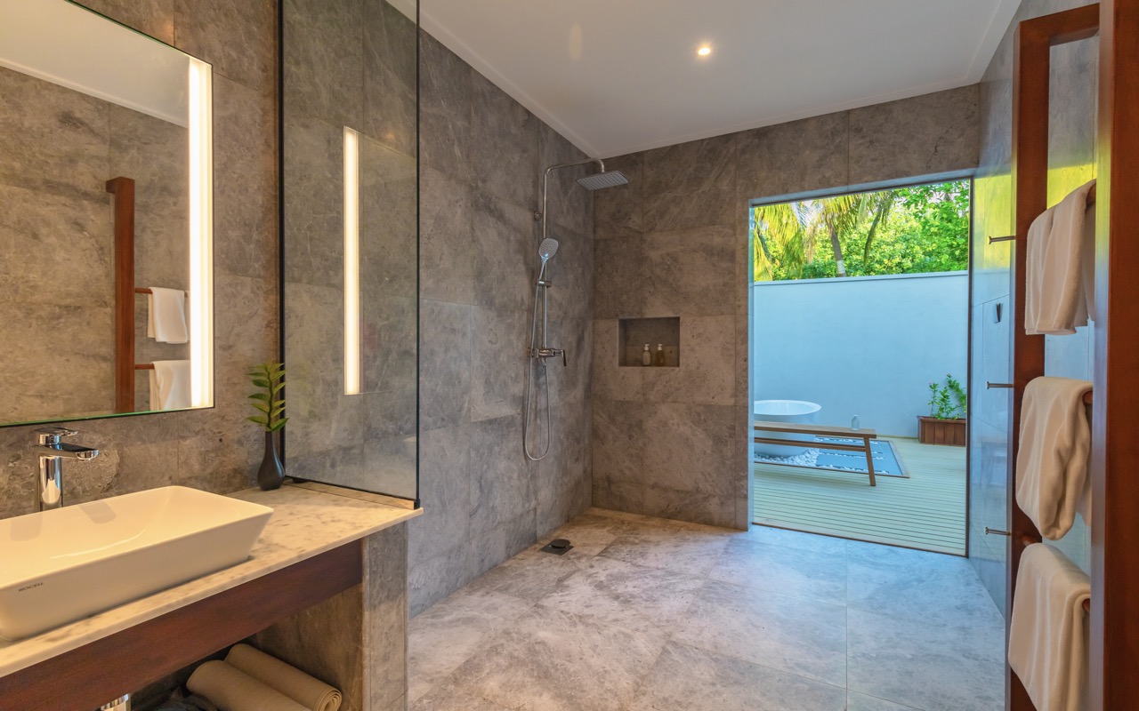BeachPoolVillaBathroom2