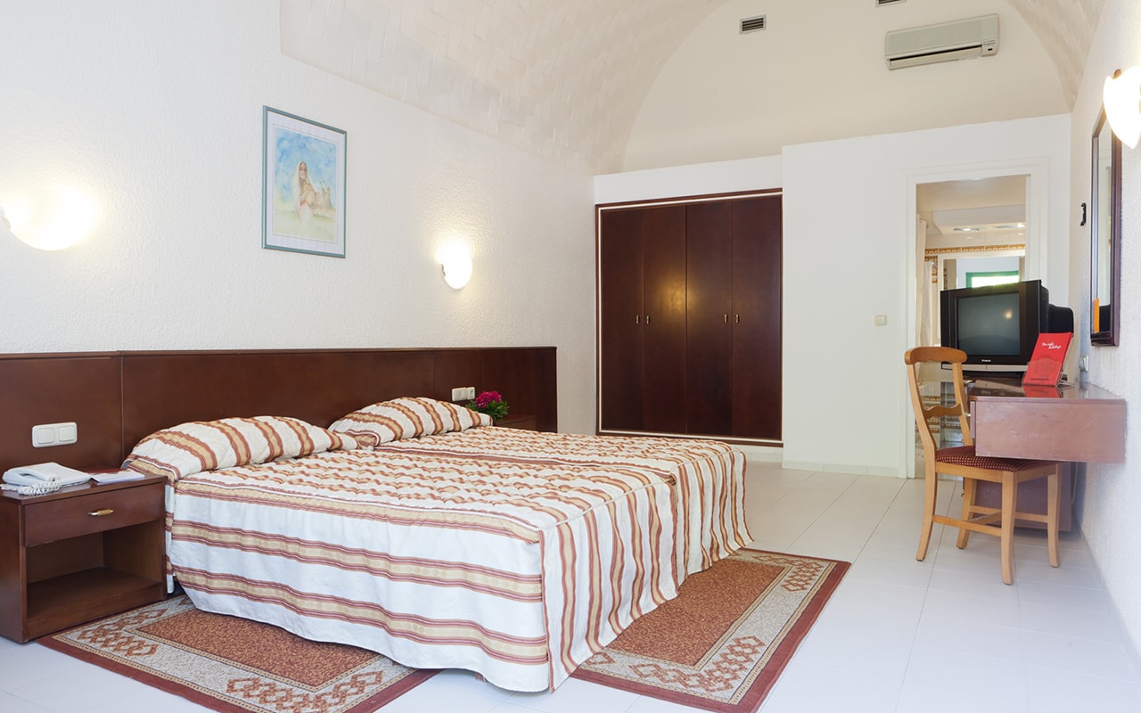 Bungalow Room_02-min