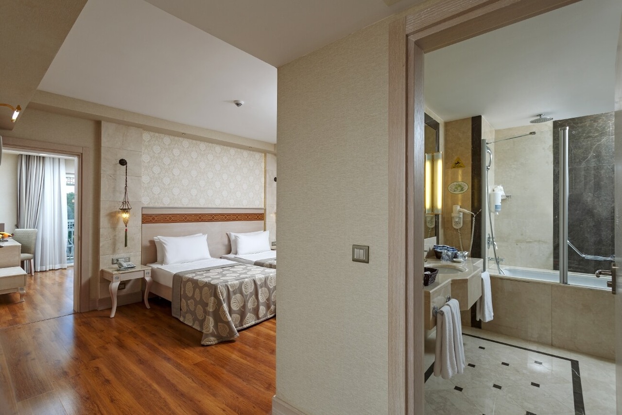 Deluxe-Family-Room-9
