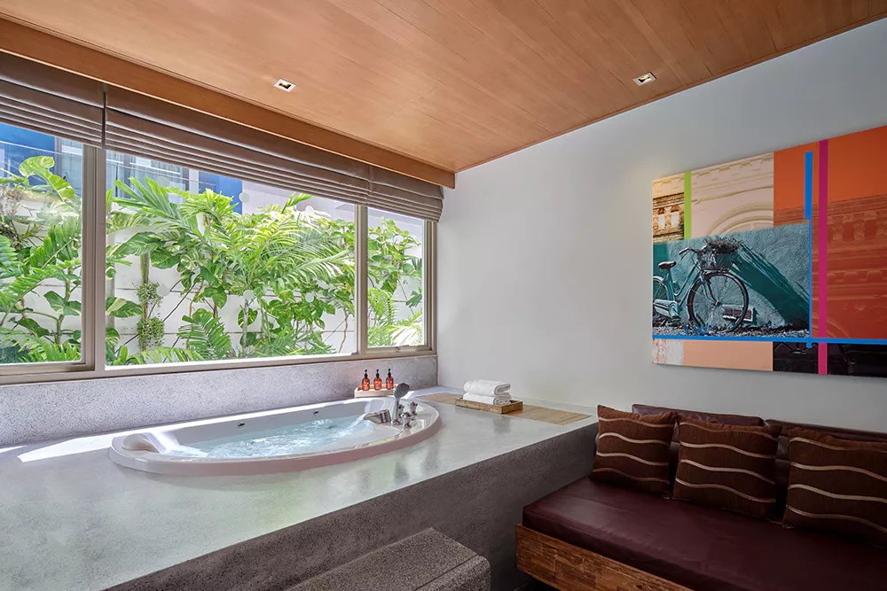 Deluxe Jacuzzi Room 4