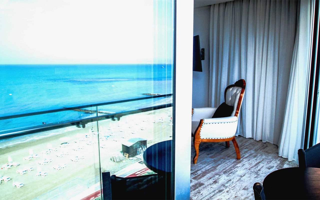 Deluxe Room Front Sea View - Balcony (4)