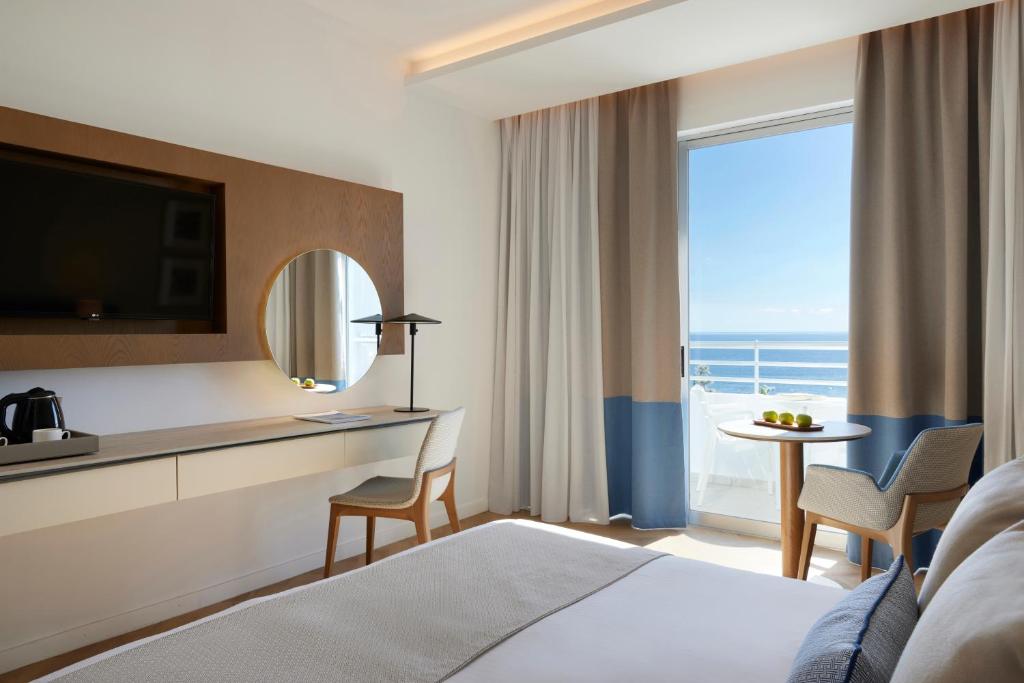 Deluxe Twin Room Sea View (2)