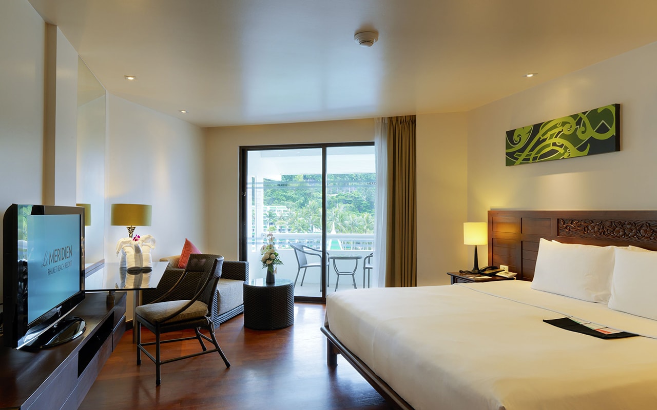 DeluxePoolViewRoom-Overview_1-min