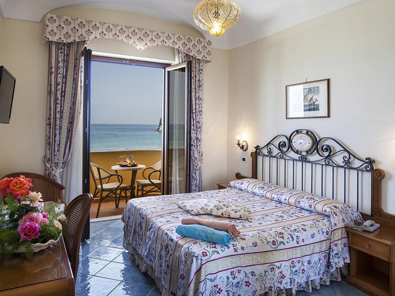 Double or Twin Room with Sea View-min