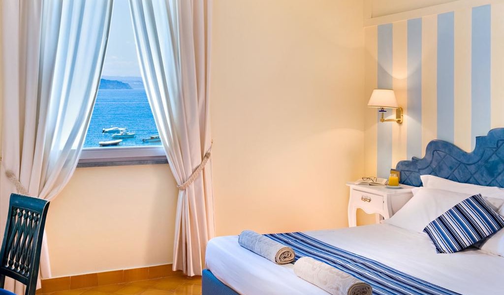 Double or Twin Room with Sea View -min