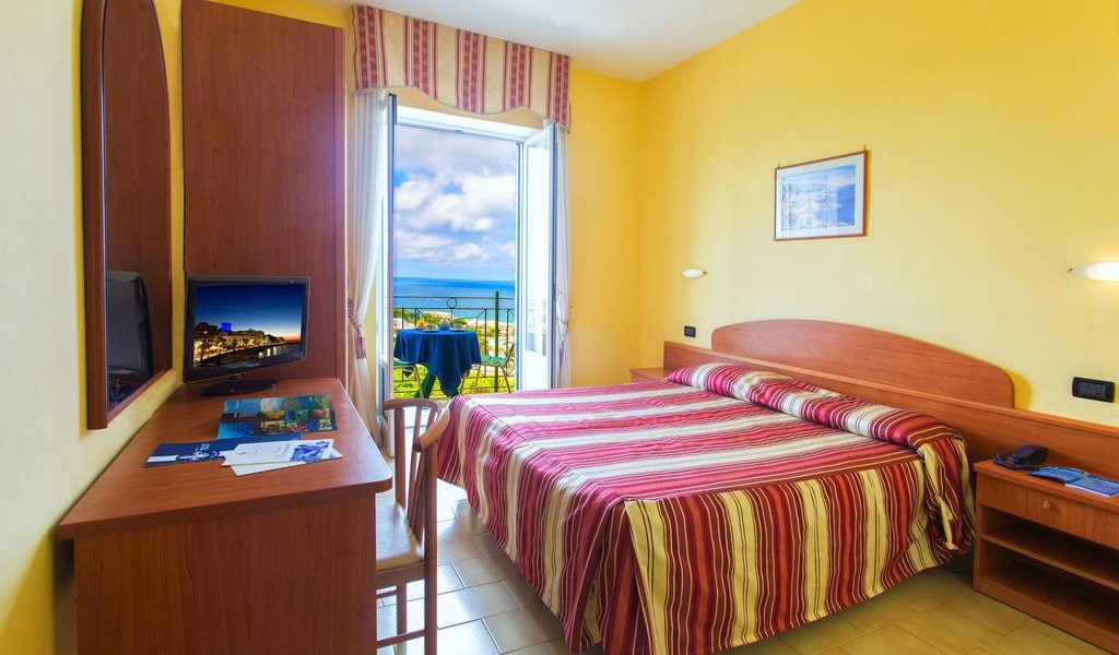 Double or Twin Room with Sea View single use3-min
