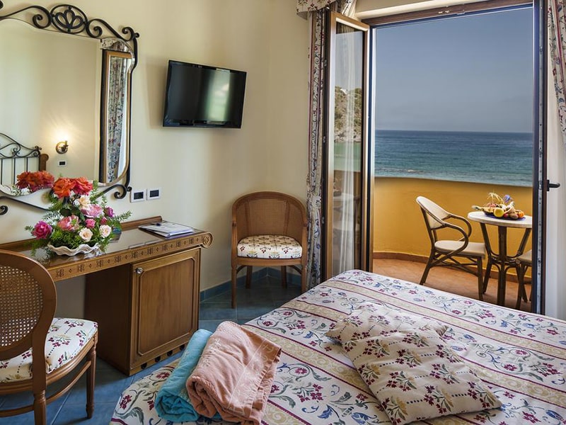 Double or Twin Room with Sea View2-min