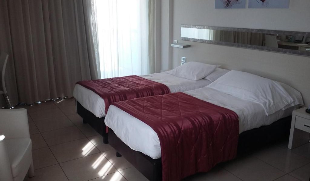 Executive-Room-with-2-single-beds-min