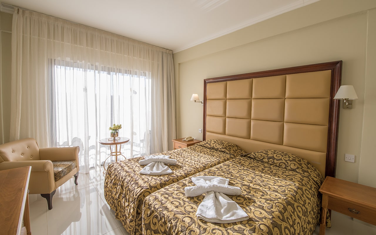 Family-Room-Inland-View_07-min
