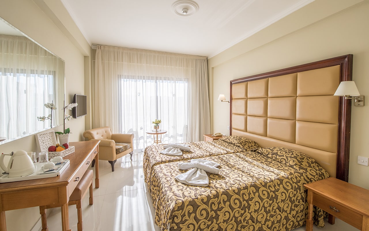 Family-Room-Inland-View_09-min