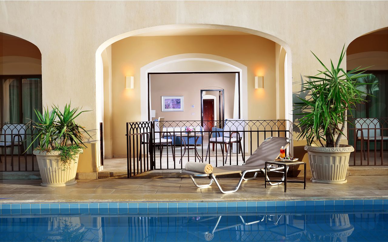 Family-Room-Swim-up-001