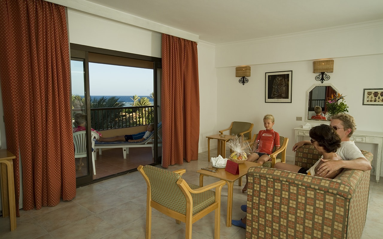 Family Room_02-min
