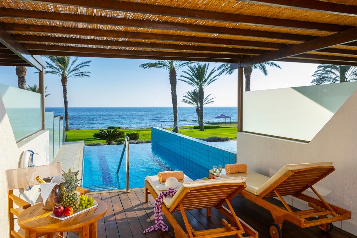 JUNIOR-SUITE-WITH-PRIVATE-POOL-6-min