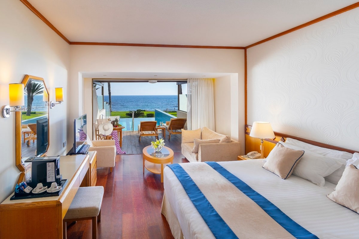 JUNIOR-SUITE-WITH-PRIVATE-POOL-min