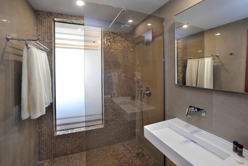 Luxury-sea-view-room-bathroom.ab0a498e369d75eb903ae28e02973420