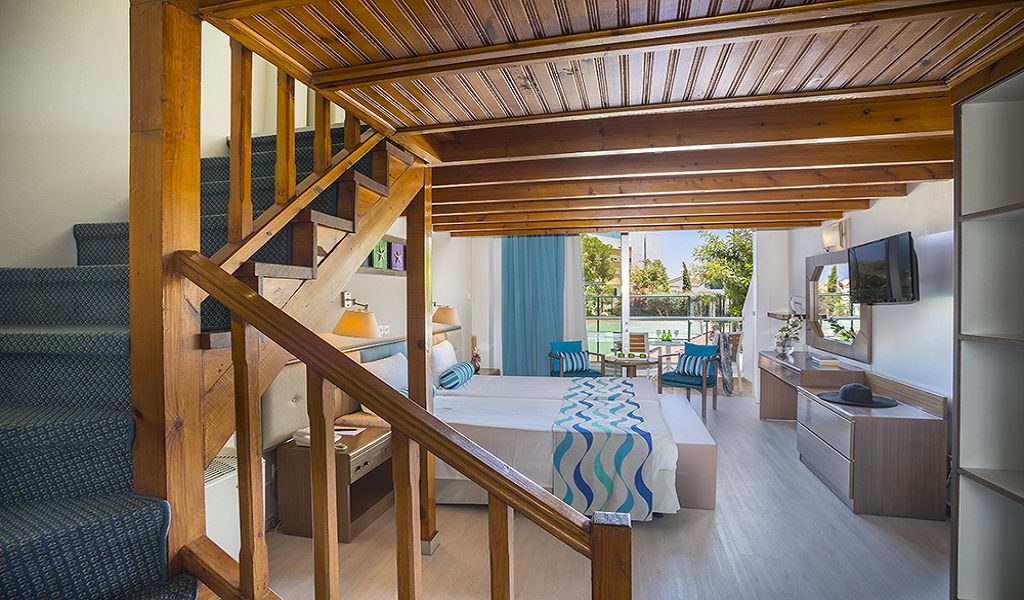 Mezzanine-Family-room-downstairs-bedroom-4