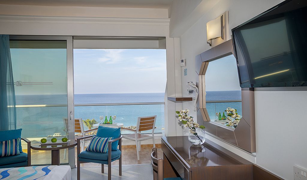Premier-Family-Sea-View-room-Balcony-1