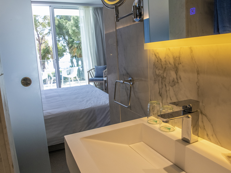 Radisson Blu Hotel Larnaca_0001_toilet1