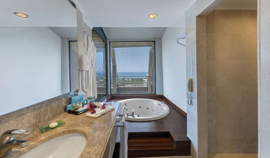 Royal Suite With Jacuzzi 8