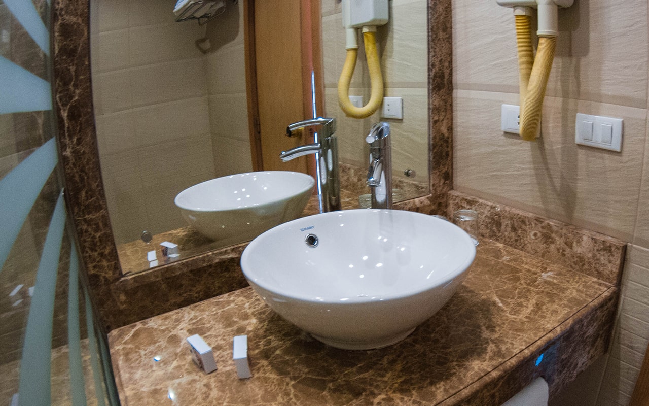 SEA VIEW Room (Bathroom) 2-min