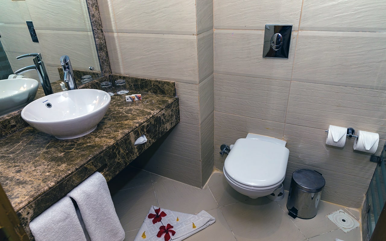 SEA VIEW Room (Bathroom) 3-min
