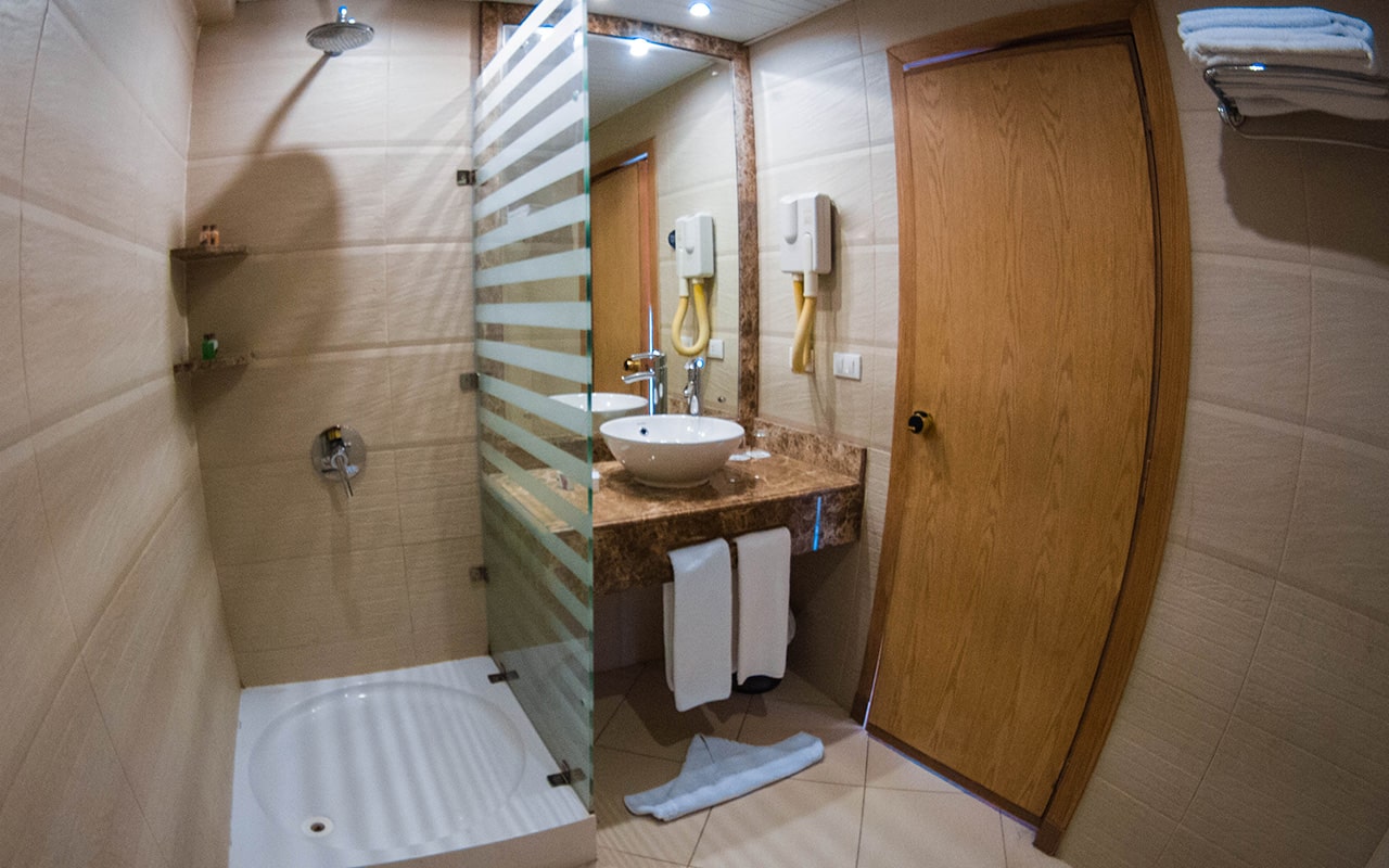 SEA VIEW Room (Bathroom)-min