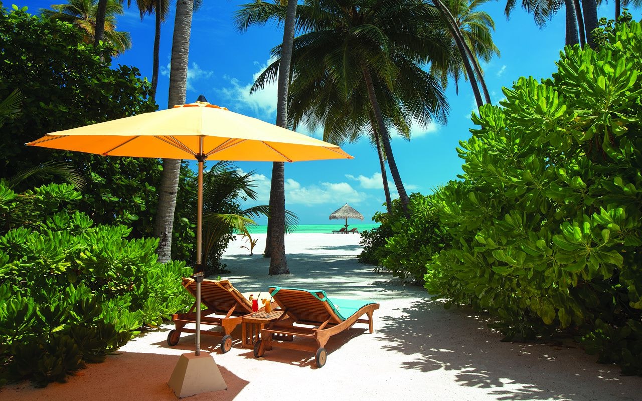 SUNSET BEACH VILLA - EXTERIOR VIEW WITH BEACH HUT - ATMOSPHERE KANIFUSHI MALDIVES-min
