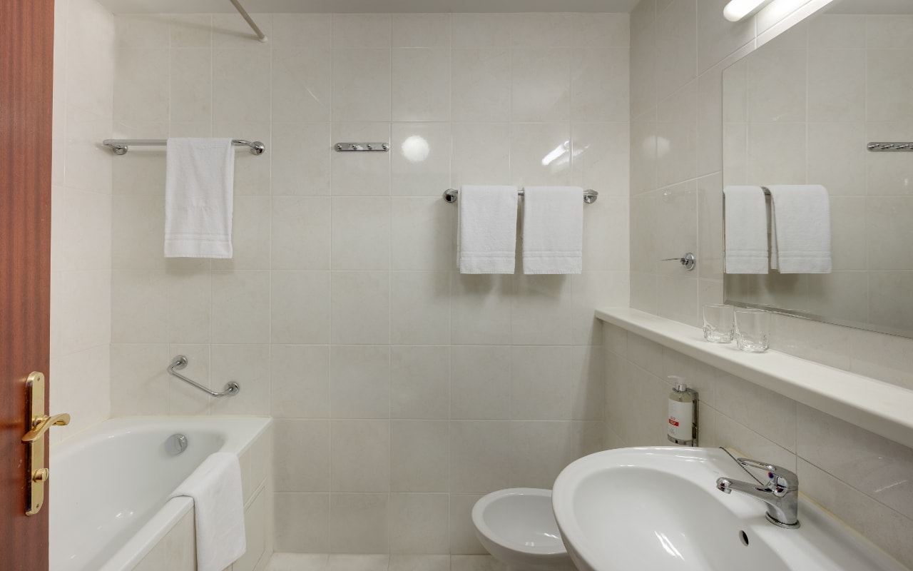 Splendid_Comfort_Bathroom-min