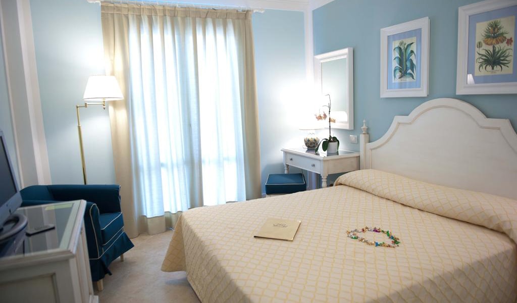 Standard Double-Twin Room4-min