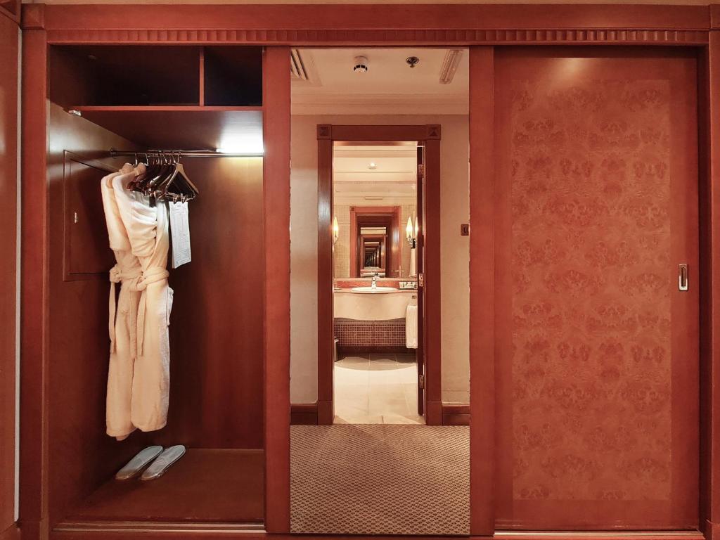 Superior King Room 3