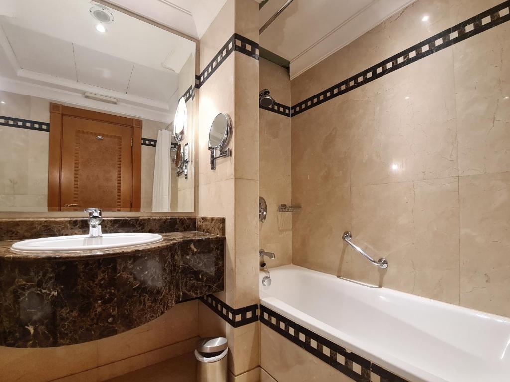 Superior King Room 4