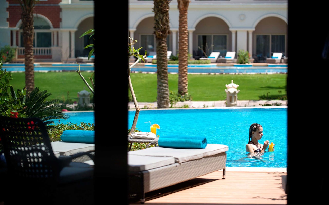 Swim-up Suite_Terrace-min