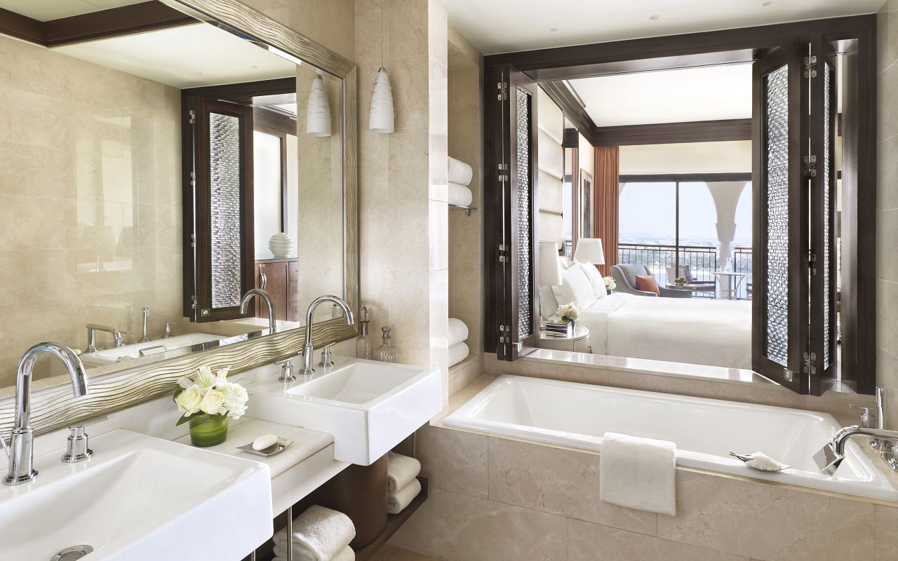 The Ritz-Carlton Abu Dhabi, Grand Canal, Deluxe King Bathroom