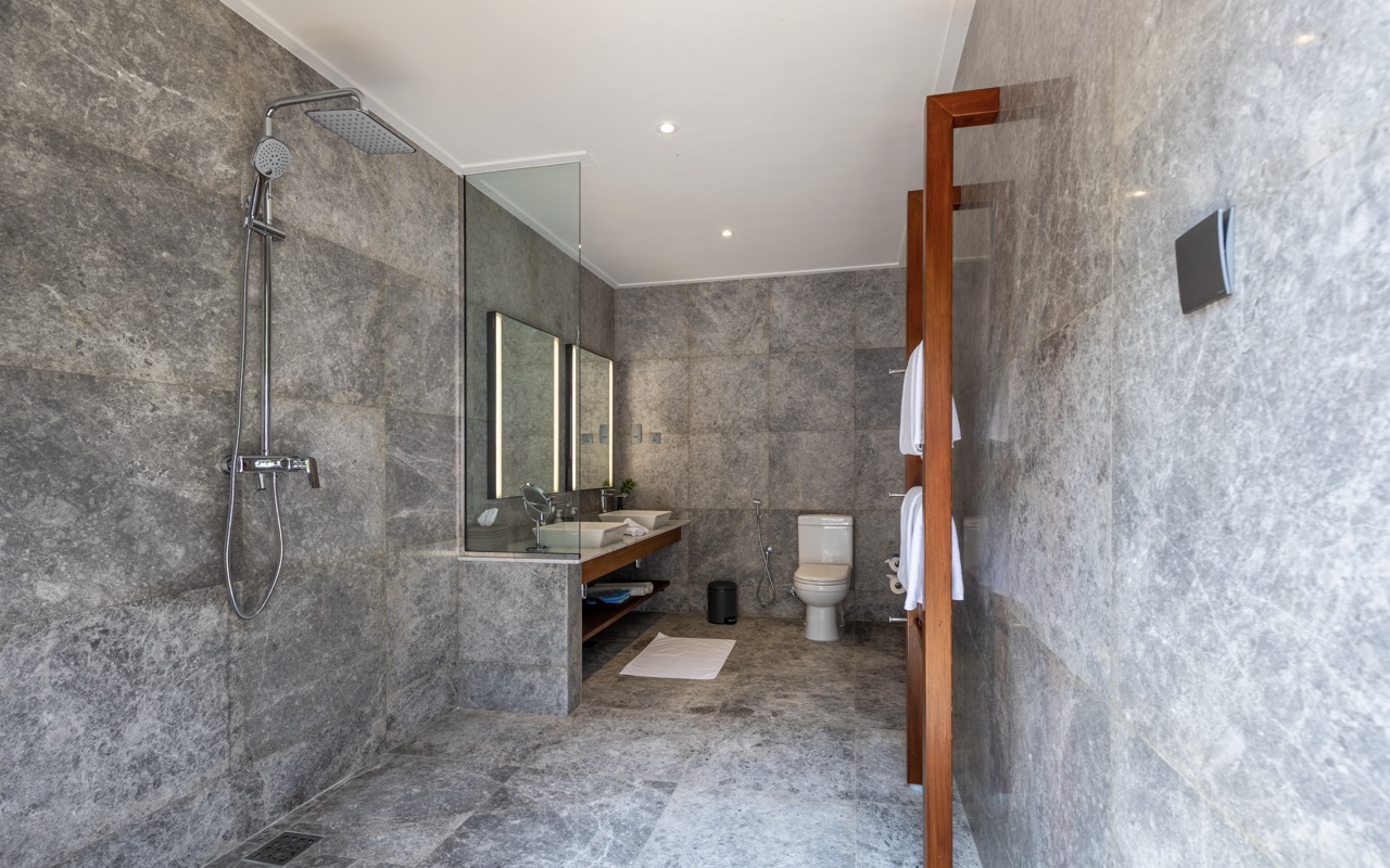 TwoBedroomBeachPoolVillaBathroom7