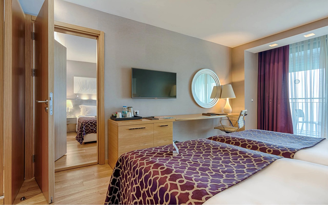 akra-rooms-connection-room-sea-01